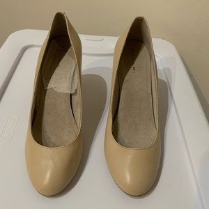 Tahari Polly pumps